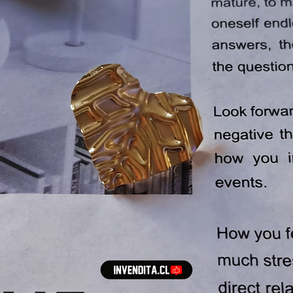 Aros enchapados en oro diseño hoja corazón con relieve