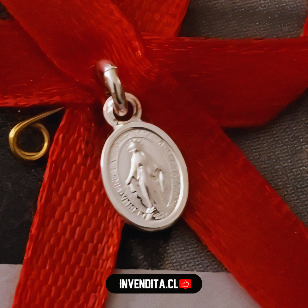 Prendedor de virgen milagrosa con cinta roja