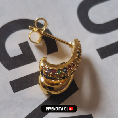 Aros enchapados en oro estilo en V con banda de circones de colores