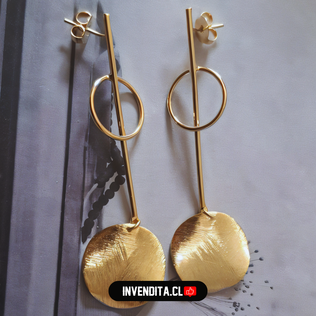 Aros enchapados en oro estilo varita con placa circular satinada