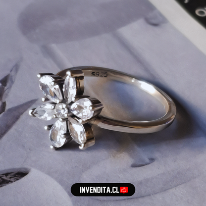 Anillo de plata 925 diseño margarita de circones