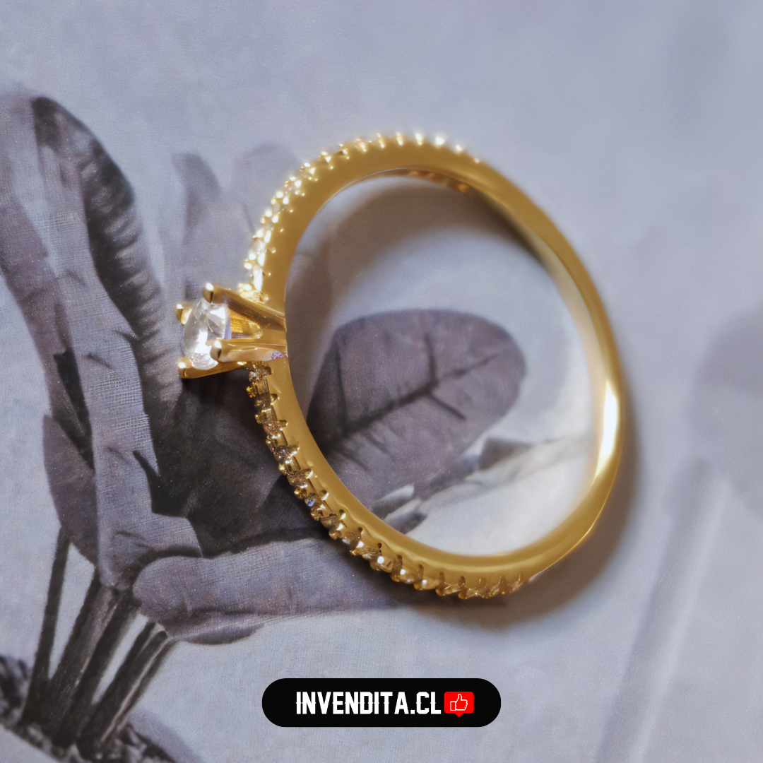 Anillo enchapado en oro circón solitario con banda de circones