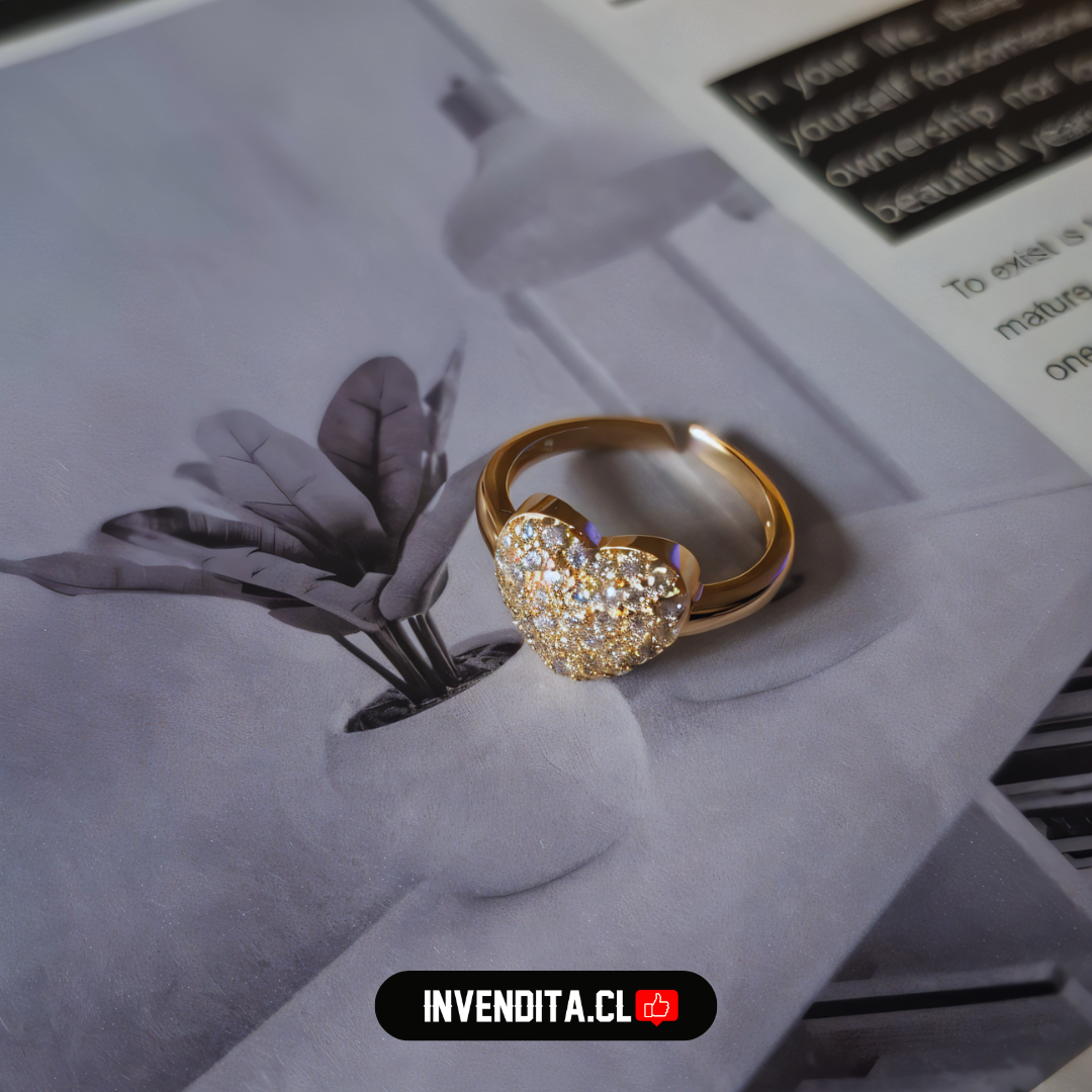 Anillo enchapado en oro diseño corazón con circones