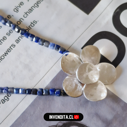 Collar enchapado en plata diseño flor de pétalos satinada con Lapislázuli