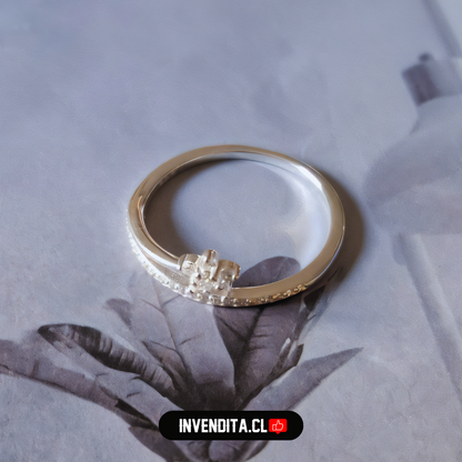 Anillo de Plata 925 banda con punta de flor y serie de circones