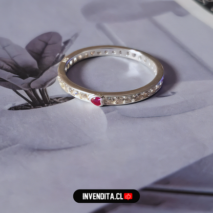 Anillo de plata 925 banda de circones y mini corazón de circón rubí