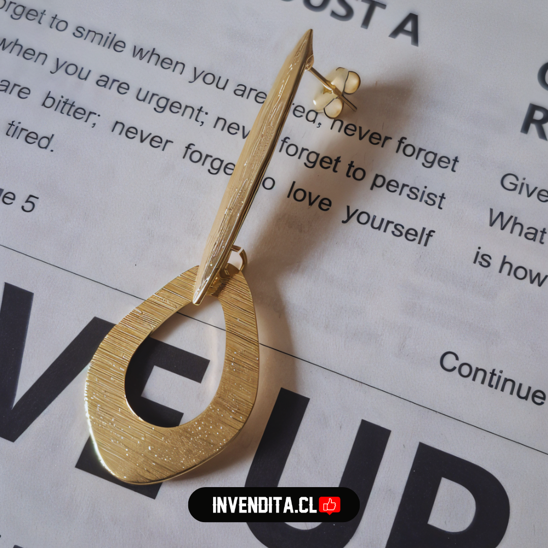 Aros enchapados en oro diseño varilla larga con hoja