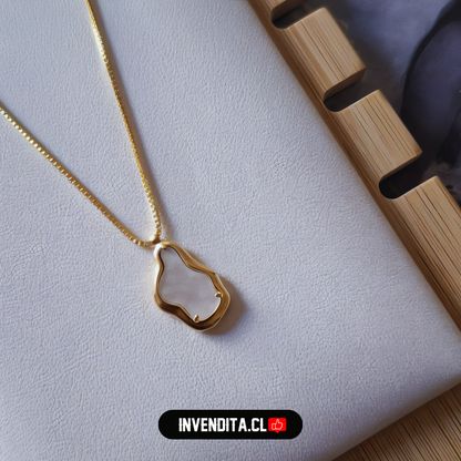 Collar enchapado en oro diseño irregular con esmaltado blanco