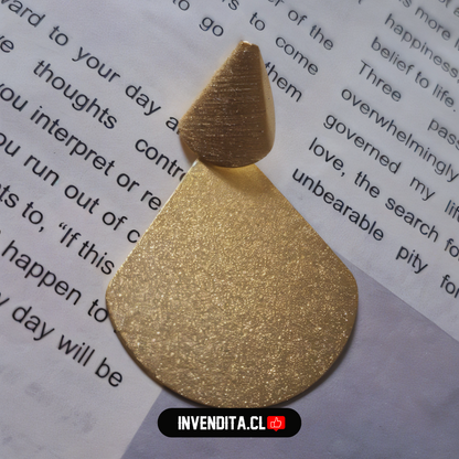 Aros enchapados en oro apegados con forma geométricas