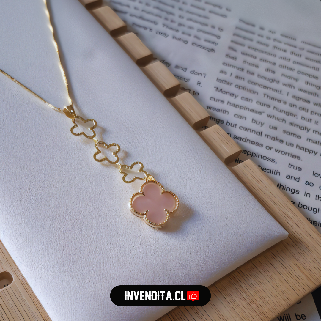 Collar enchapado en oro modelo figuras de flores y placa flor rosa