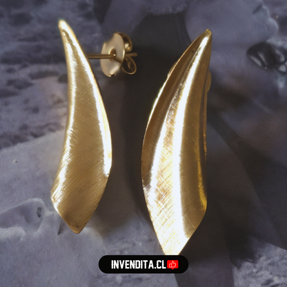 Aros enchapados en oro diseño arrugado