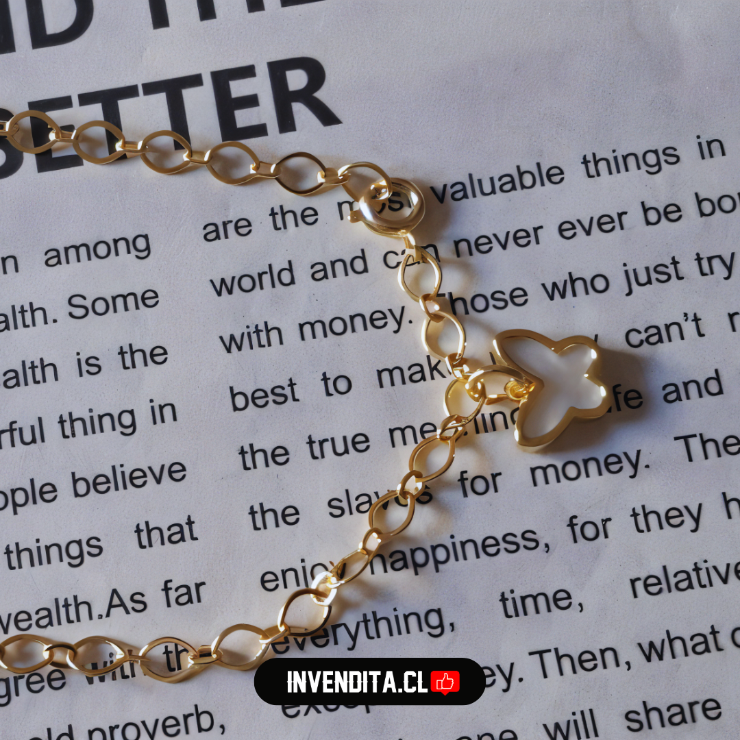 Pulsera enchapada en oro diseño eslabón ovalado con dije mariposa de nácar