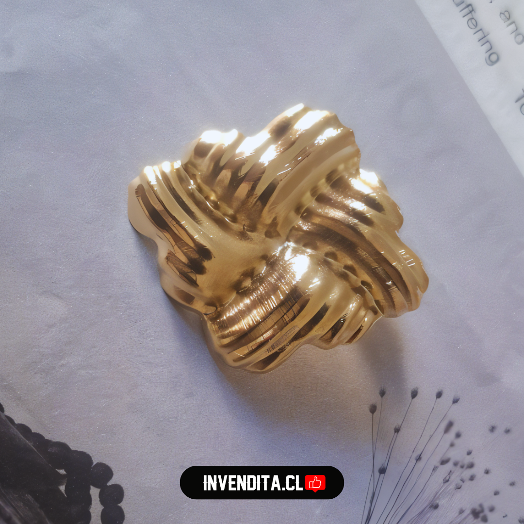 Aros enchapados en oro diseño cuadrado con relieves