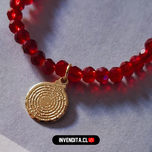 Pulsera enchapada en oro cristales rojos con terminales dorados y placa de Padre Nuestro