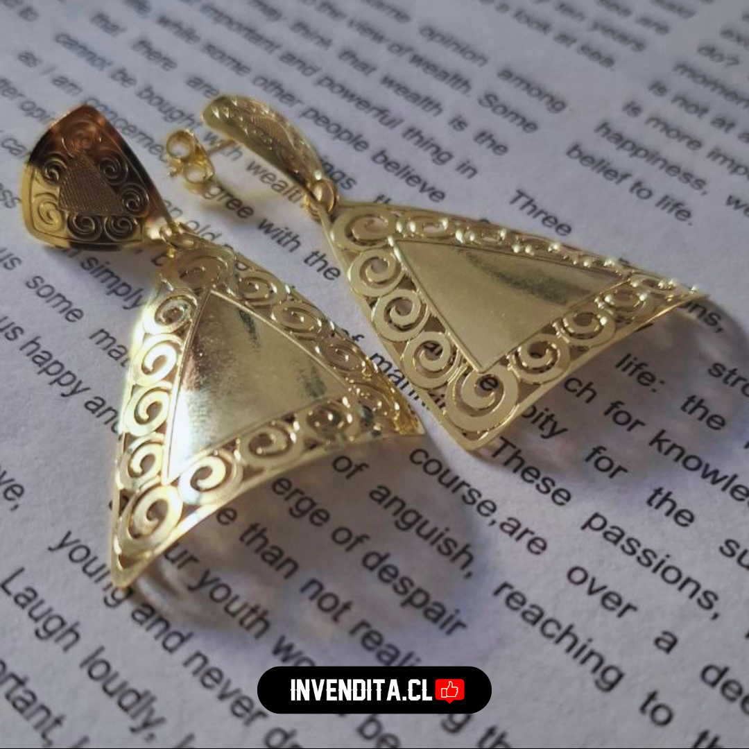 Aros enchapados en oro triangulo con detalles