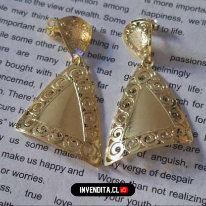 Aros enchapados en oro triangulo con detalles