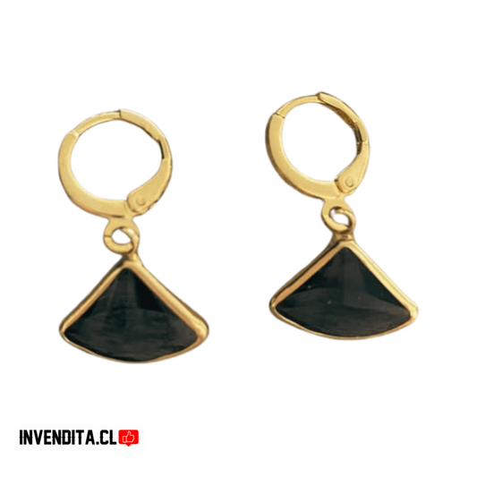 Aros enchapados en oro argolla con figura triangular de onix