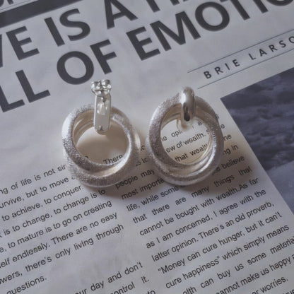 Aros enchapados en plata doble argolla gruesa con textura