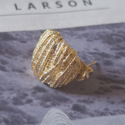 Aros enchapados en oro estilo placa con textura granulada